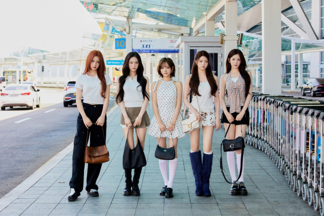 키키, 코치 백으로 완성한 5인 5색 공항패션
